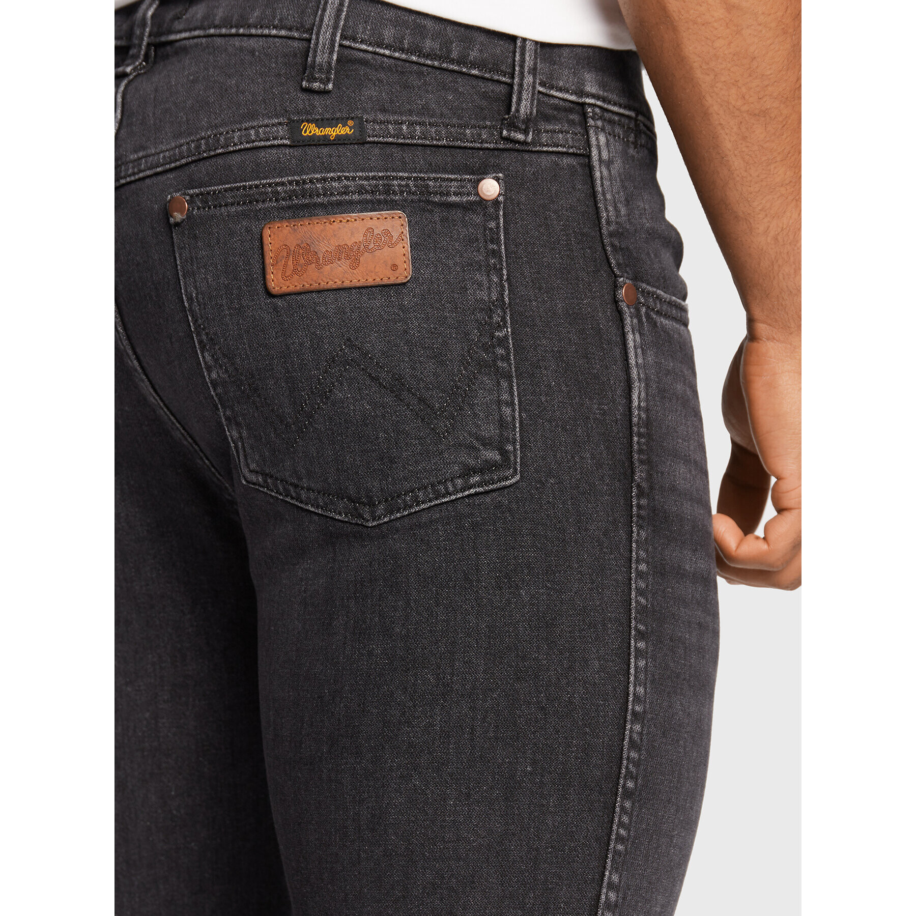 Wrangler Jeans hlače Larston 812 W18S8912V Črna Slim Tapered Fit - Pepit.si