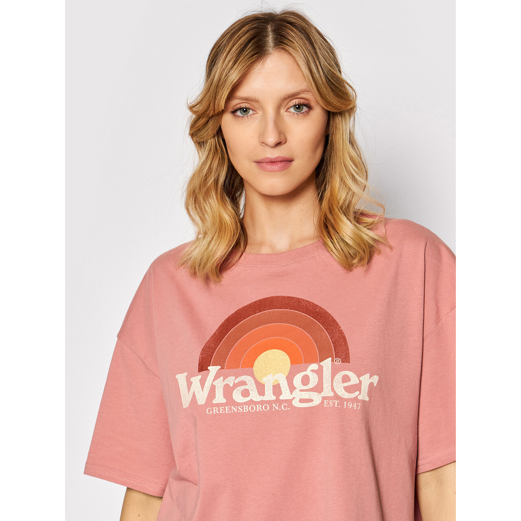 Wrangler Majica Girlfriend W7R9GHXS7 Roza Relaxed Fit - Pepit.si